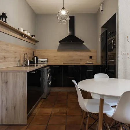 Chez Carca, Au Pied De La Cite De *
